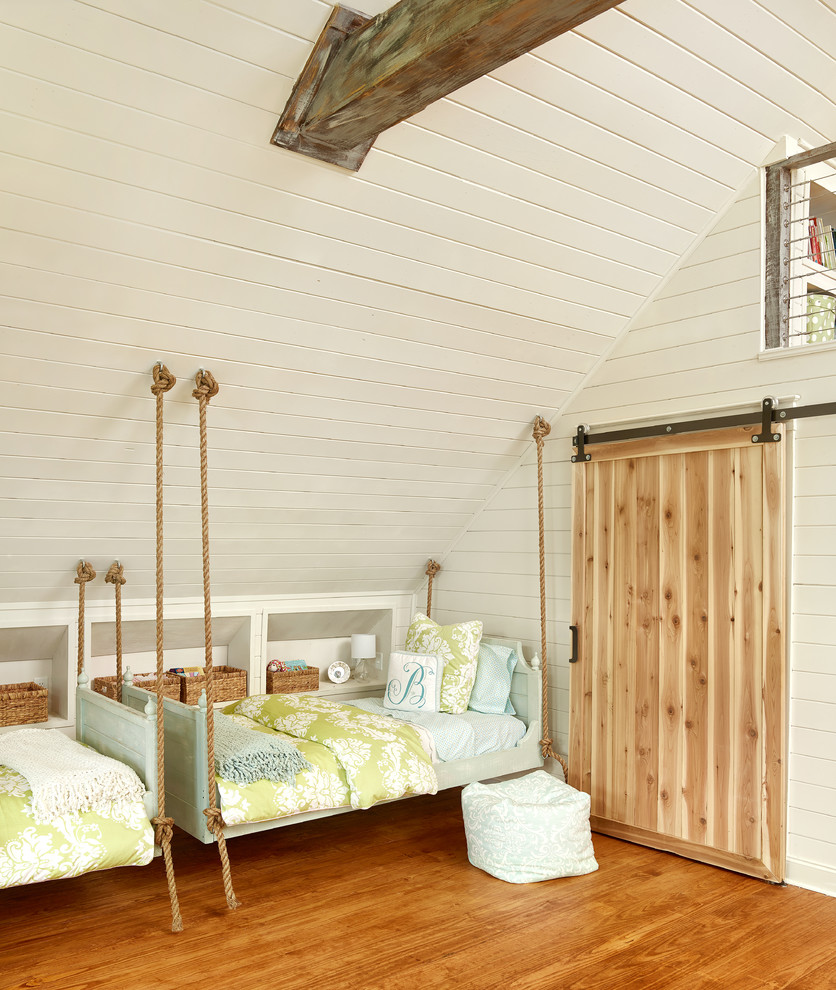 Inspiration för stora maritima barnrum kombinerat med sovrum, med beige väggar och mellanmörkt trägolv