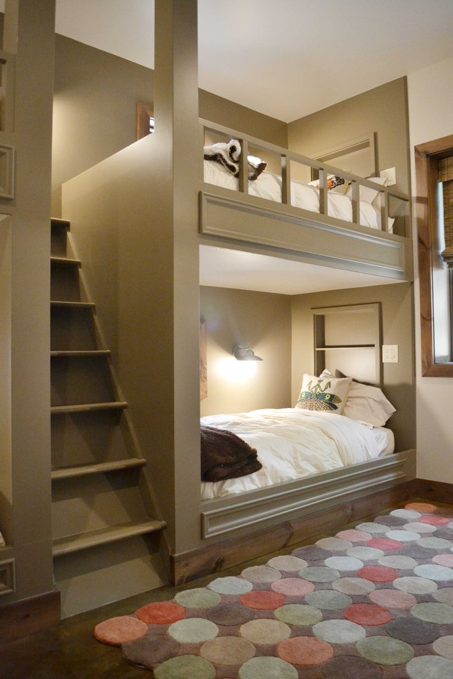 Cette photo montre une chambre d'enfant de 4 à 10 ans tendance avec un mur gris, moquette et un lit superposé.