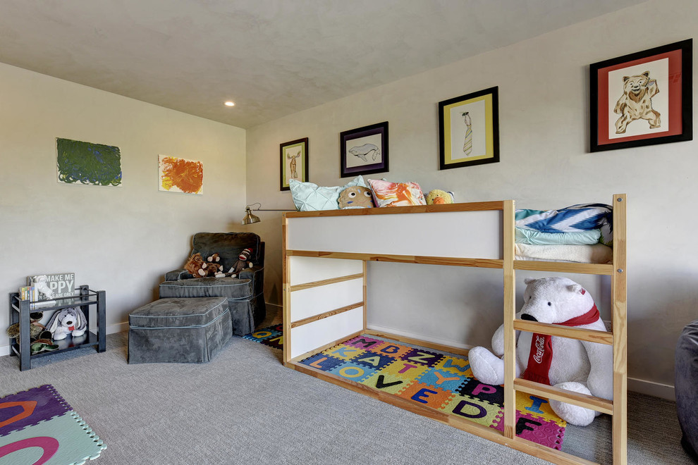 Bild på ett vintage könsneutralt småbarnsrum kombinerat med lekrum, med beige väggar och heltäckningsmatta