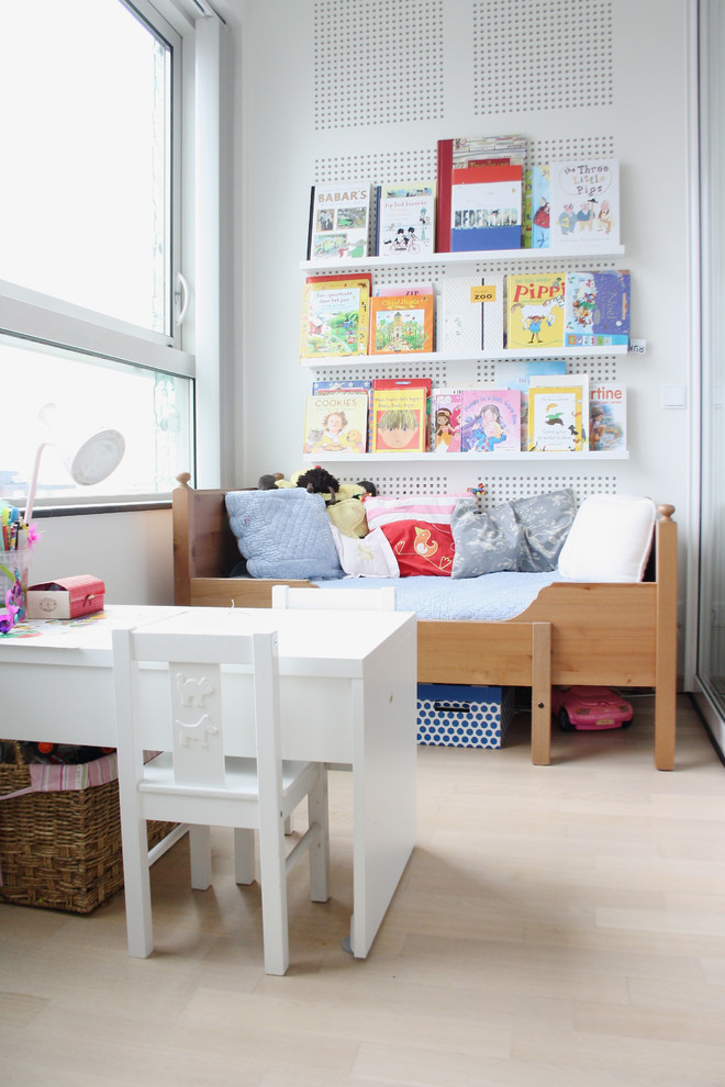 На фото: нейтральная детская в стиле неоклассика (современная классика) с рабочим местом, белыми стенами и светлым паркетным полом для ребенка от 4 до 10 лет