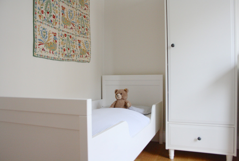 This is an example of a contemporary kids' bedroom in Amsterdam.
