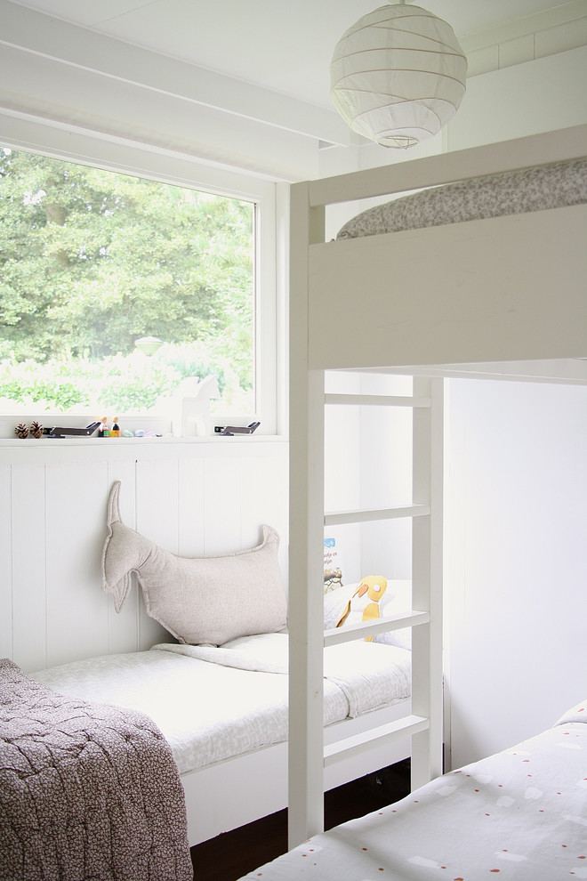 На фото: нейтральная детская в скандинавском стиле с спальным местом и белыми стенами для ребенка от 1 до 3 лет, двоих детей с