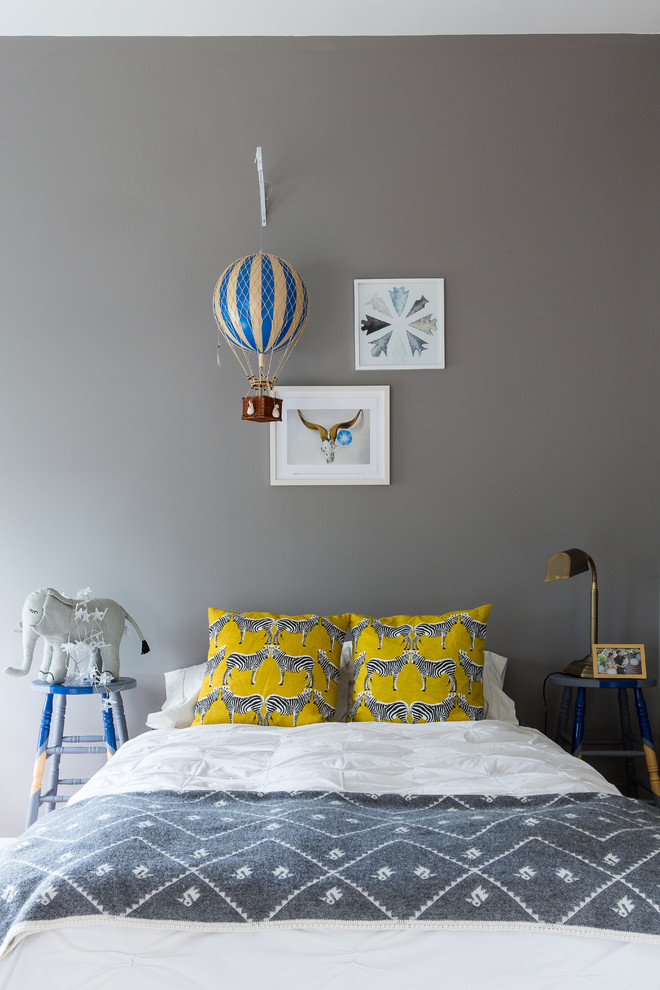 Inspiration för ett lantligt pojkrum kombinerat med sovrum och för 4-10-åringar, med grå väggar
