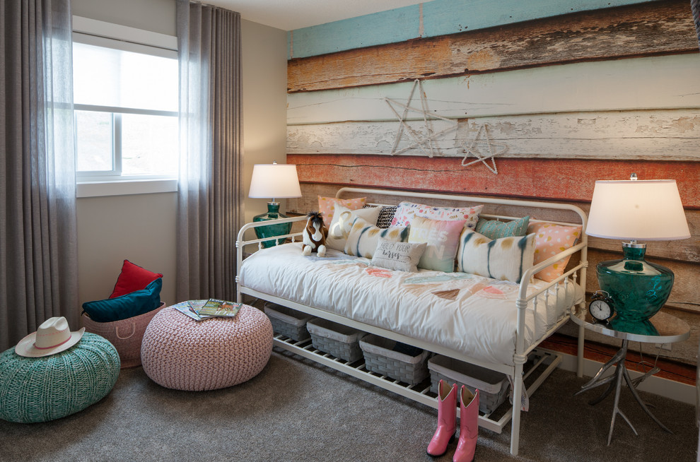 Bild på ett mellanstort lantligt flickrum kombinerat med sovrum och för 4-10-åringar, med grå väggar, heltäckningsmatta och grått golv