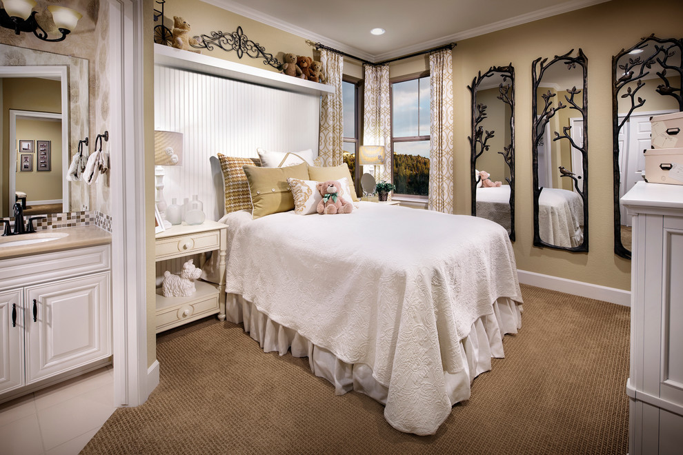 Klassisches Mädchenzimmer mit Schlafplatz, beiger Wandfarbe und Teppichboden in Denver