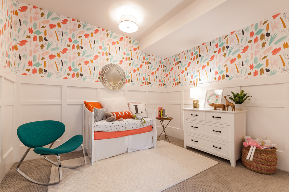 Bild på ett mellanstort vintage könsneutralt barnrum kombinerat med sovrum, med heltäckningsmatta och flerfärgade väggar