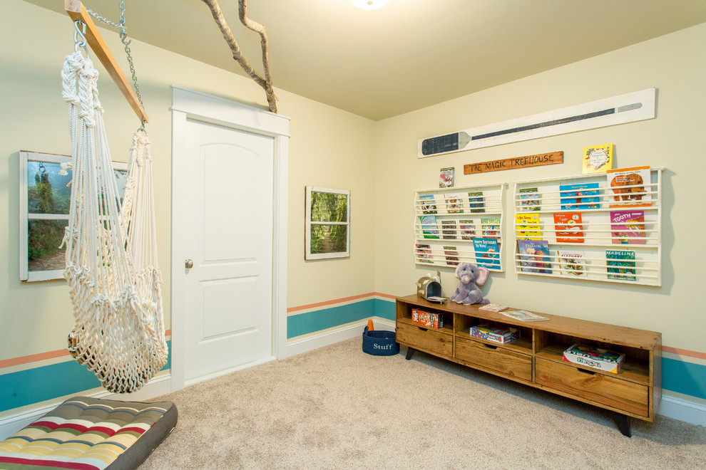 Esempio di una cameretta per bambini da 4 a 10 anni american style di medie dimensioni con pareti beige e moquette