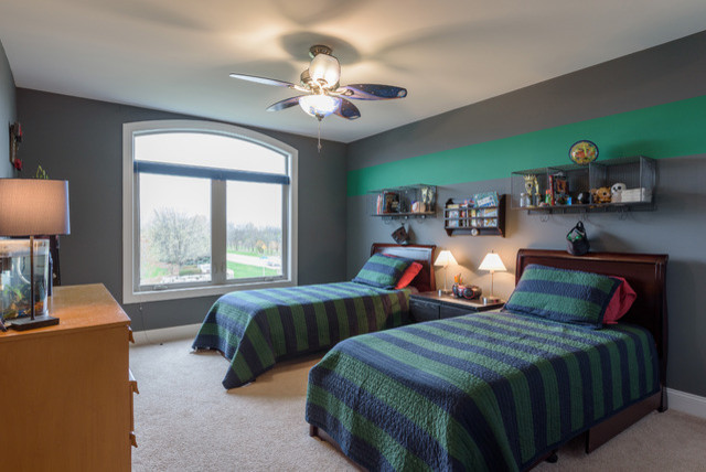 Bild på ett mellanstort vintage pojkrum kombinerat med sovrum och för 4-10-åringar, med grå väggar och heltäckningsmatta