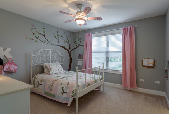 Idée de décoration pour une chambre d'enfant de 4 à 10 ans tradition de taille moyenne avec un mur gris et moquette.