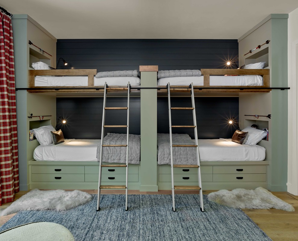 Modelo de dormitorio infantil campestre con paredes azules, suelo de madera clara y suelo beige