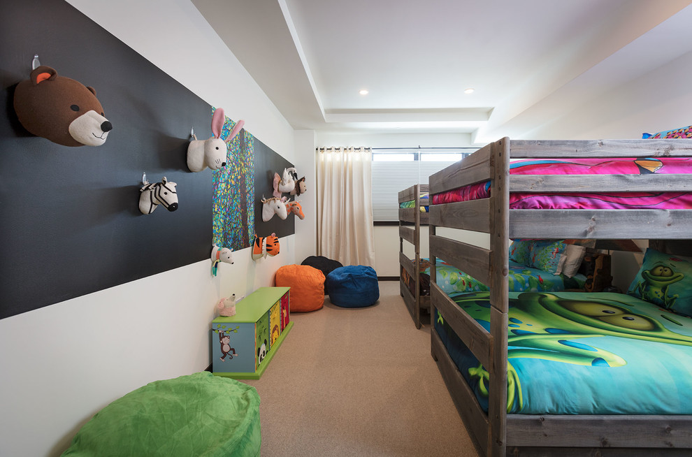 デンバーにある中くらいなコンテンポラリースタイルのおしゃれな子供の寝室 (白い壁、カーペット敷き、児童向け、茶色い床) の写真