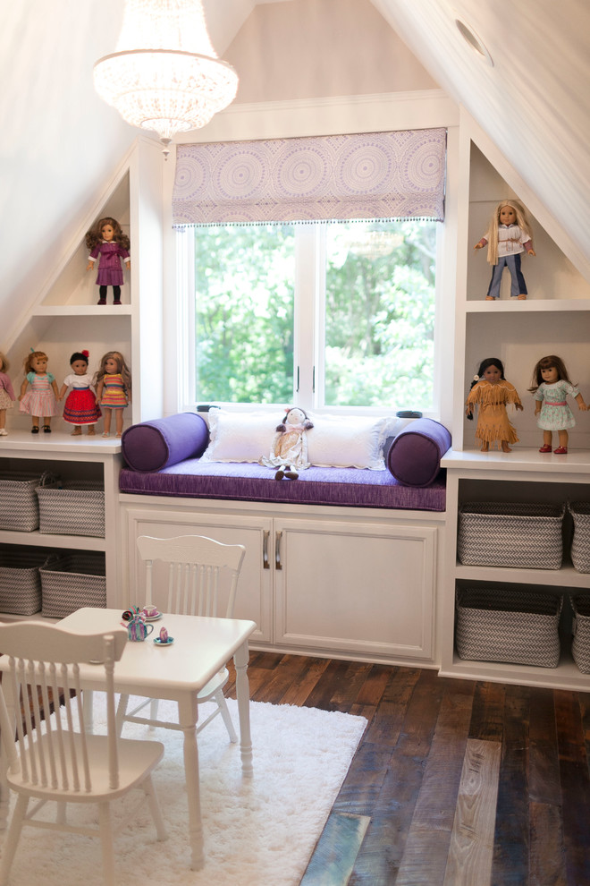 Imagen de dormitorio infantil de 4 a 10 años minimalista pequeño con paredes verdes, suelo de madera oscura y suelo marrón