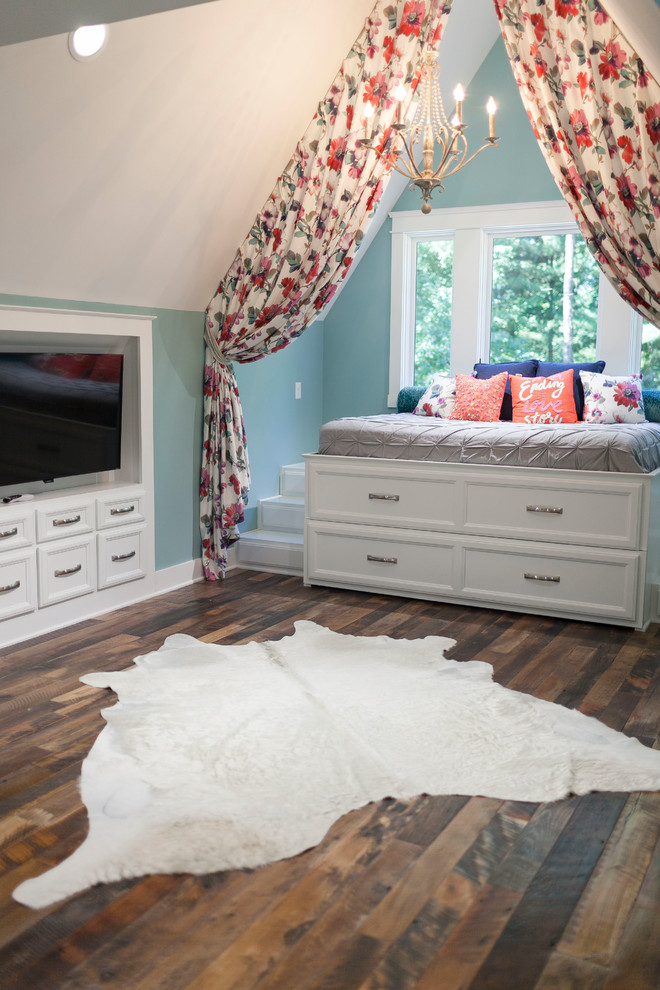 Kleines Modernes Mädchenzimmer mit Schlafplatz, grüner Wandfarbe, dunklem Holzboden und braunem Boden in Sonstige
