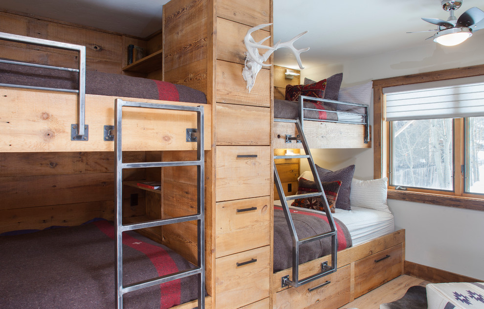 Idéer för rustika barnrum kombinerat med sovrum och för 4-10-åringar, med vita väggar, ljust trägolv och beiget golv