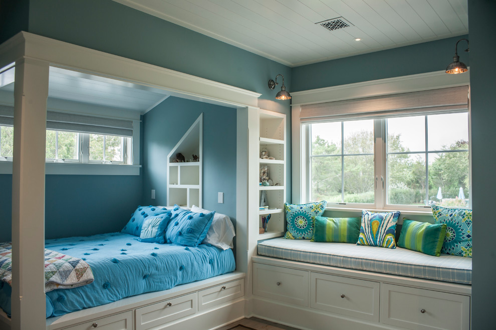 Exempel på ett maritimt barnrum kombinerat med sovrum och för 4-10-åringar, med blå väggar