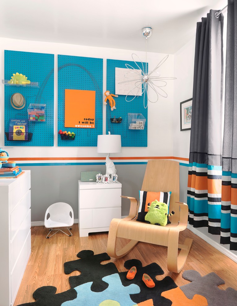 Foto på ett retro könsneutralt småbarnsrum kombinerat med lekrum, med flerfärgade väggar och ljust trägolv