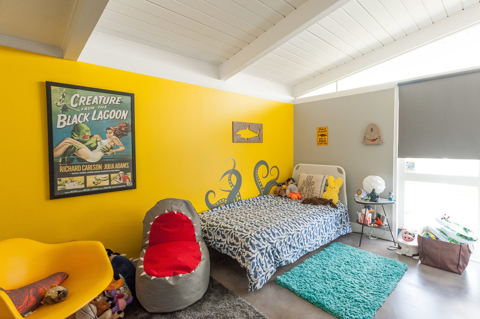 Exempel på ett retro pojkrum kombinerat med sovrum och för 4-10-åringar, med gula väggar och grått golv