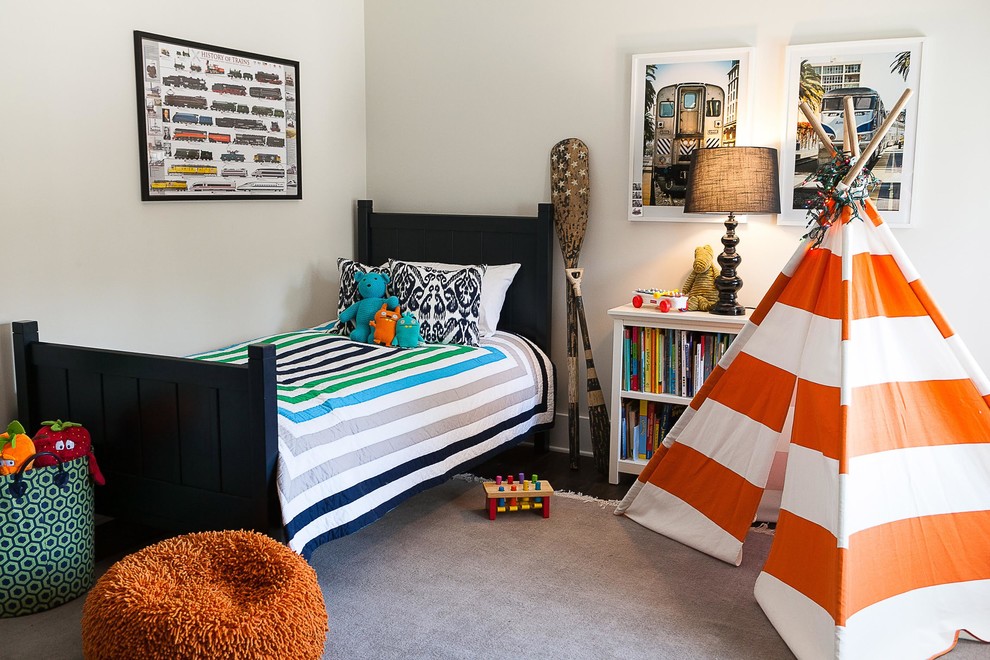 Foto på ett mellanstort lantligt pojkrum kombinerat med sovrum och för 4-10-åringar, med vita väggar, mörkt trägolv och brunt golv