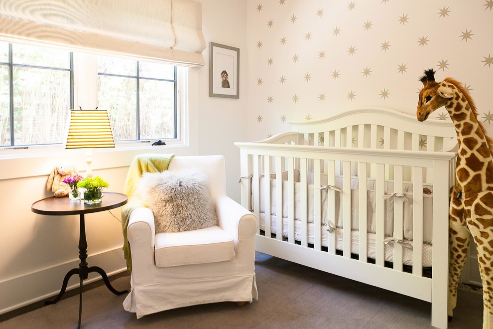 Immagine di una cameretta per neonato country di medie dimensioni con pareti bianche, parquet scuro e pavimento marrone