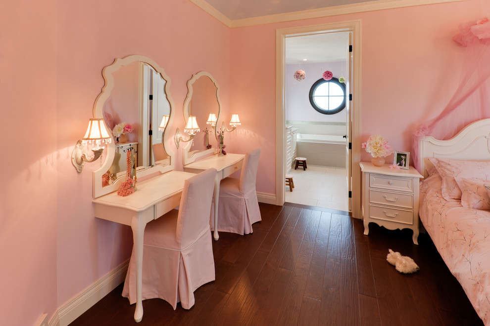 Klassisches Mädchenzimmer mit Schlafplatz und rosa Wandfarbe in Edmonton