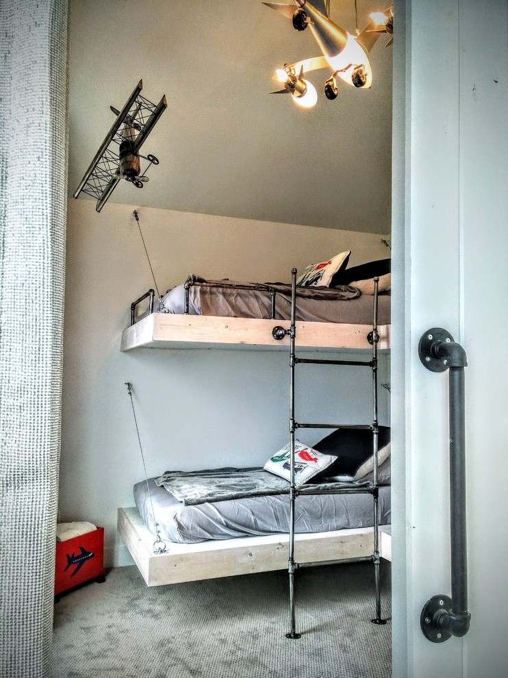 他の地域にあるインダストリアルスタイルのおしゃれな子供部屋 (グレーの壁、カーペット敷き、児童向け、二段ベッド) の写真