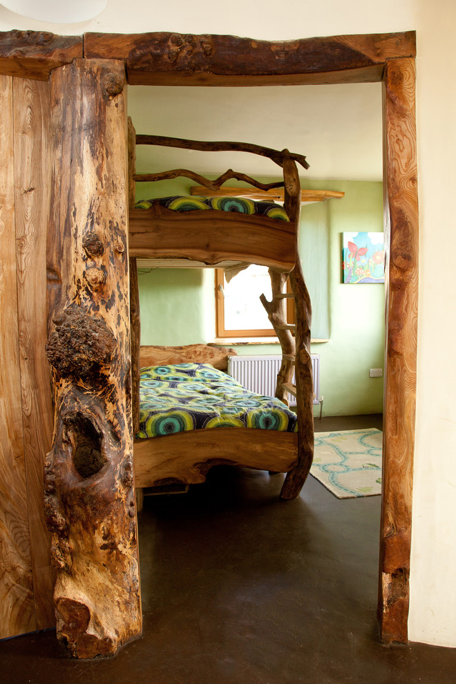 Neutrales Stilmix Kinderzimmer mit Schlafplatz, grüner Wandfarbe und Betonboden in Sonstige