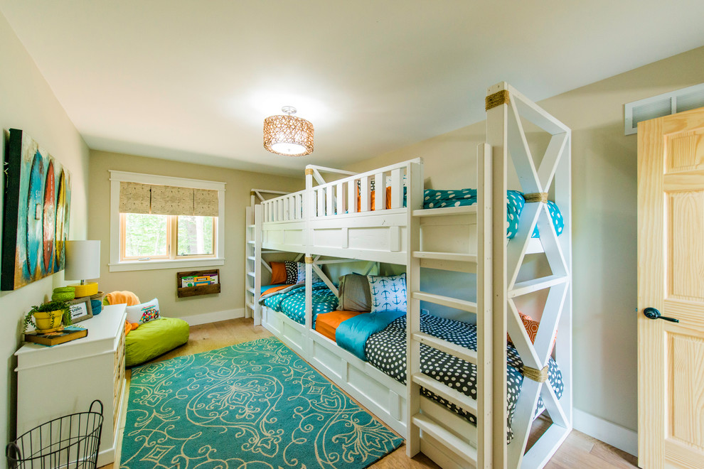 Idéer för att renovera ett maritimt könsneutralt barnrum kombinerat med sovrum, med beige väggar och ljust trägolv