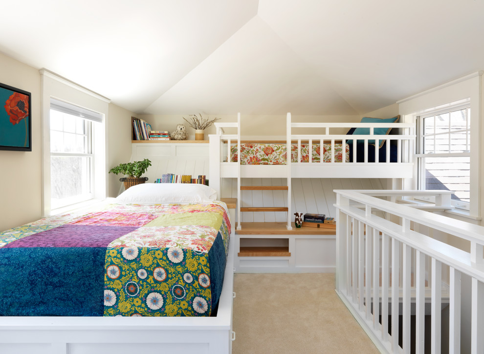 Imagen de dormitorio infantil de 4 a 10 años de estilo de casa de campo con paredes beige, moqueta y suelo beige