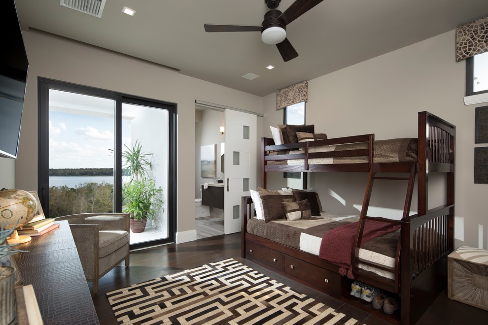 Ejemplo de dormitorio infantil clásico renovado grande con suelo de madera oscura, paredes beige y suelo marrón