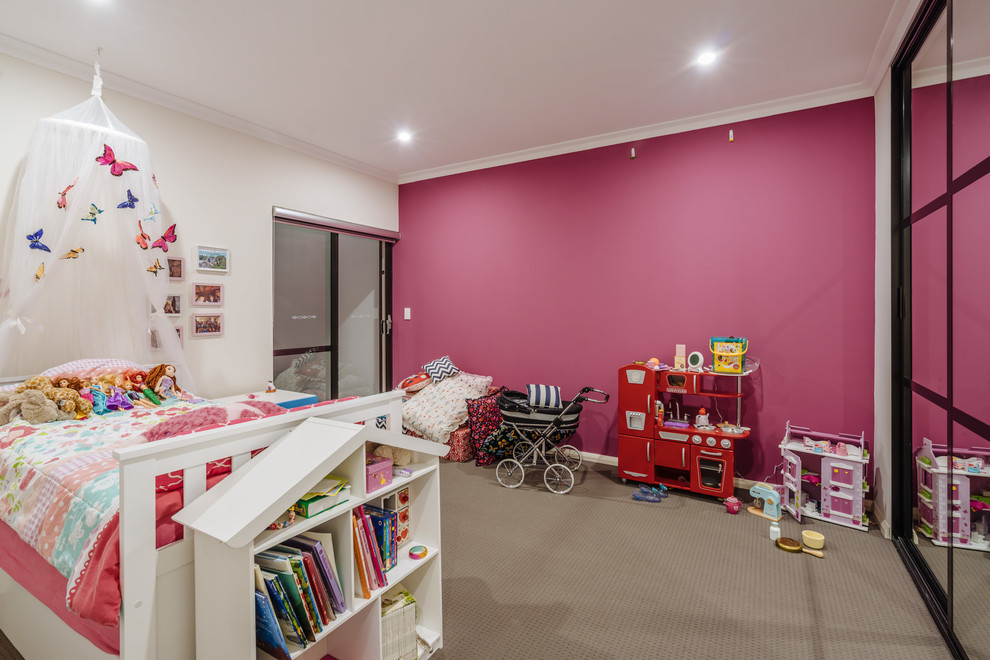 Foto på ett funkis barnrum kombinerat med sovrum, med heltäckningsmatta och flerfärgade väggar