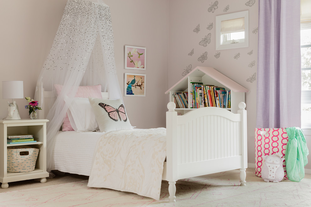 На фото: большая детская в стиле неоклассика (современная классика) с спальным местом, розовыми стенами, ковровым покрытием и разноцветным полом для ребенка от 4 до 10 лет, девочки