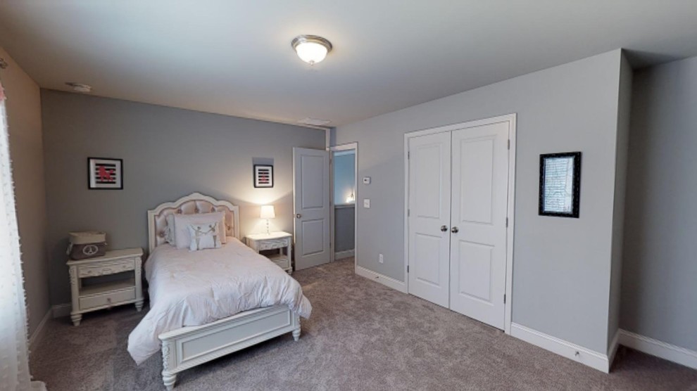 Idéer för att renovera ett mellanstort amerikanskt flickrum kombinerat med sovrum och för 4-10-åringar, med grå väggar, heltäckningsmatta och grått golv