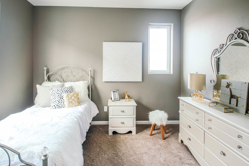 Inspiration pour une chambre d'enfant traditionnelle de taille moyenne avec un mur gris, moquette et un sol beige.