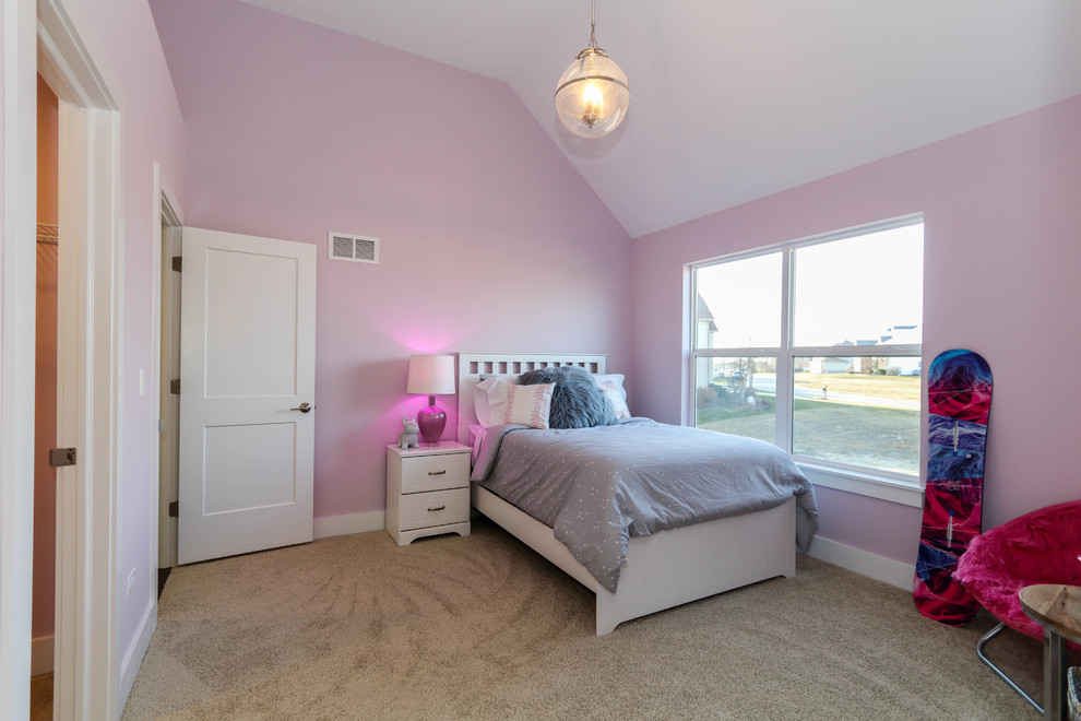 Imagen de dormitorio infantil de estilo de casa de campo de tamaño medio con paredes rosas, moqueta y suelo blanco