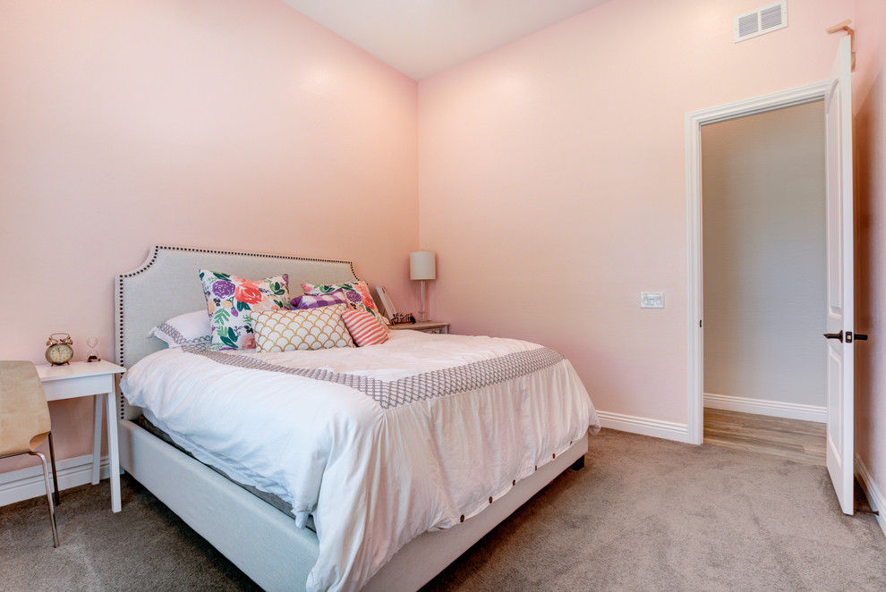 Idéer för att renovera ett mellanstort vintage barnrum kombinerat med sovrum, med rosa väggar, heltäckningsmatta och grått golv