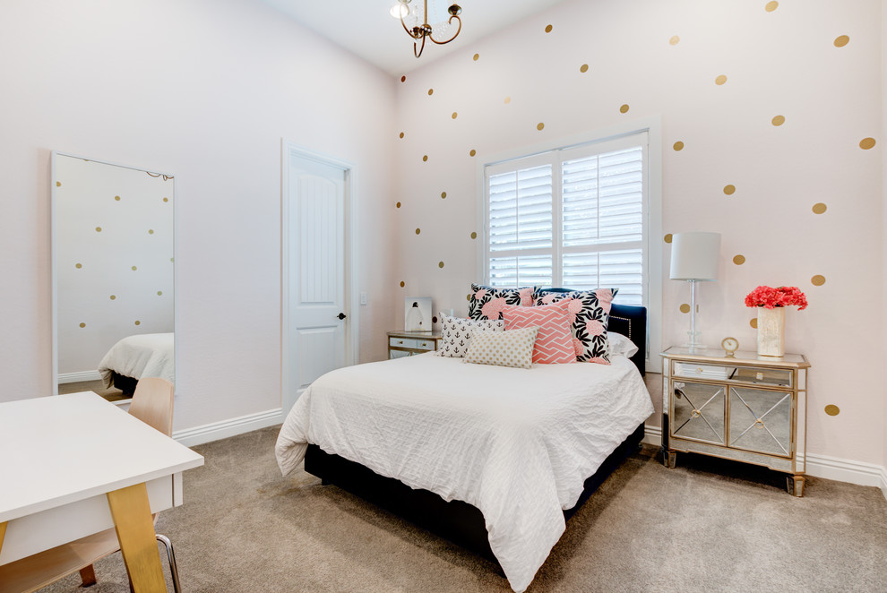 Ejemplo de dormitorio infantil tradicional renovado de tamaño medio con paredes rosas, moqueta y suelo gris