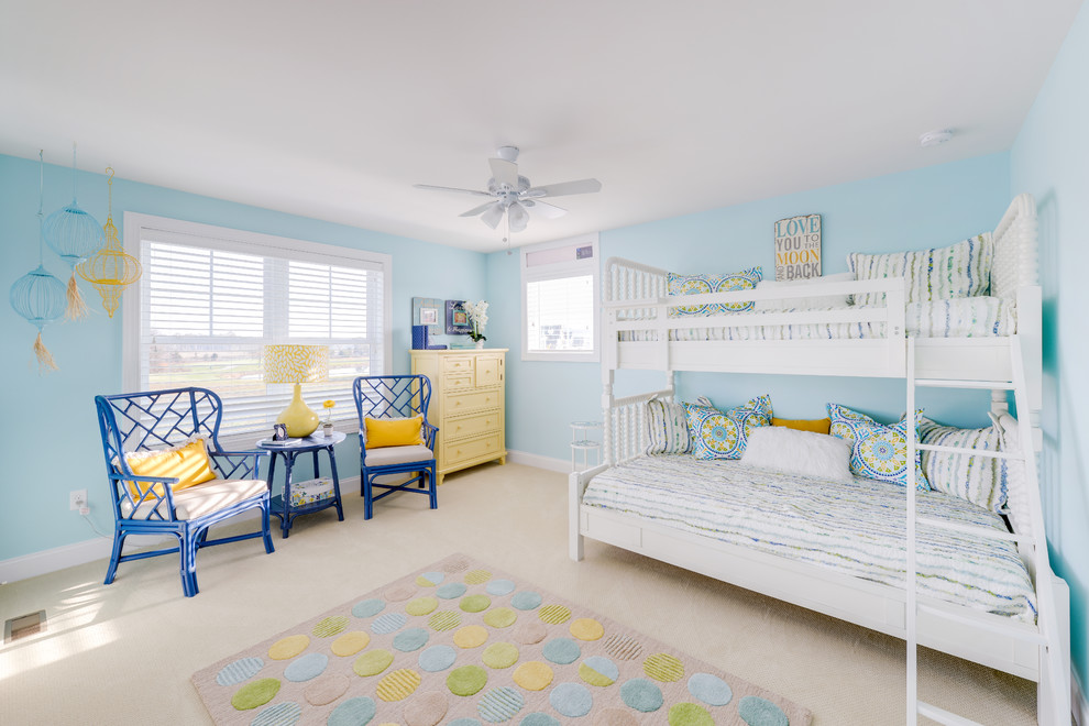 Idee per una cameretta per bambini costiera con pareti blu, moquette e pavimento beige