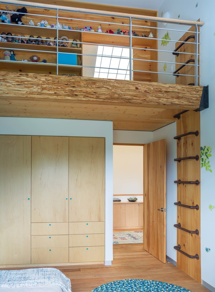 Idéer för att renovera ett mellanstort funkis flickrum kombinerat med sovrum och för 4-10-åringar, med mellanmörkt trägolv, brunt golv och vita väggar
