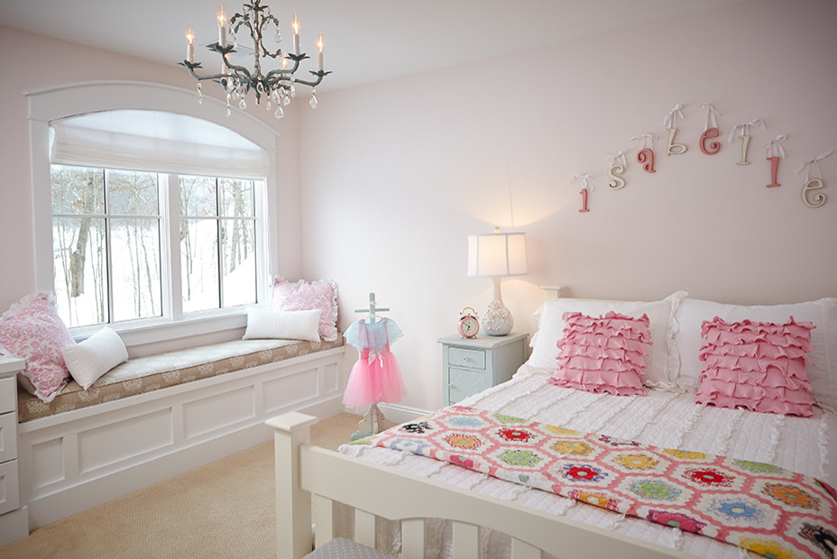 На фото: детская в классическом стиле с розовыми стенами, ковровым покрытием и спальным местом для ребенка от 4 до 10 лет, девочки с