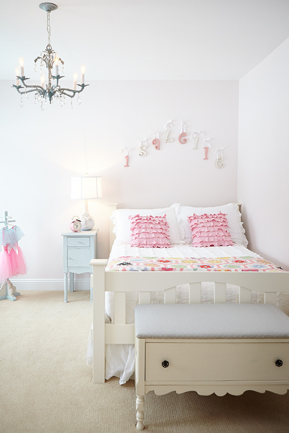 Diseño de dormitorio infantil de 4 a 10 años tradicional con paredes rosas y moqueta