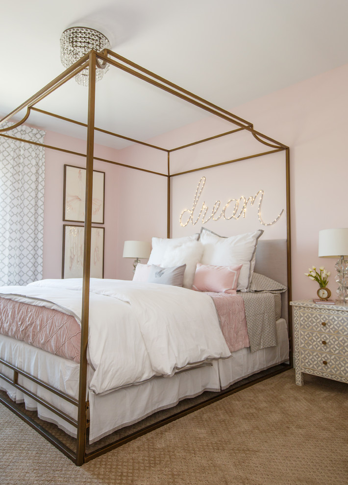 Aménagement d'une chambre d'enfant classique avec un mur rose, moquette et un sol beige.