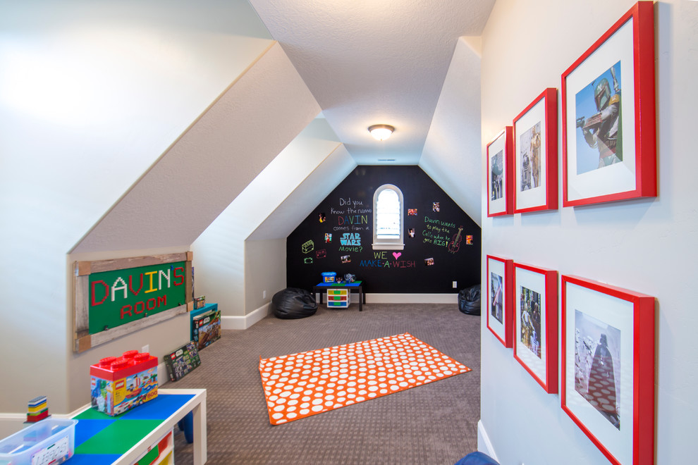 На фото: большая нейтральная детская с игровой в стиле кантри с серыми стенами и ковровым покрытием
