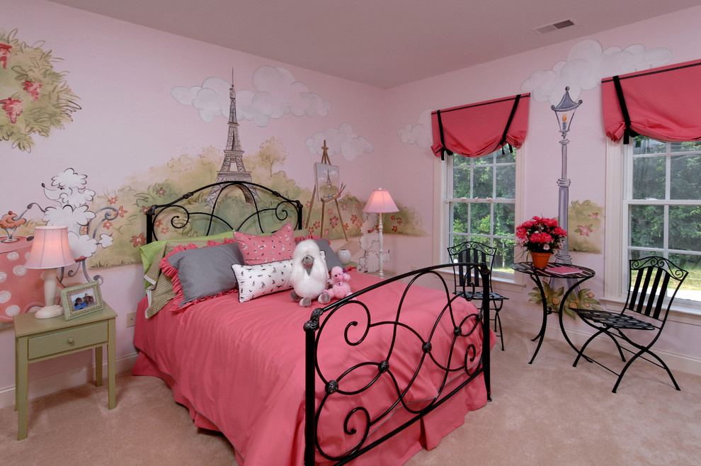 Inspiration för ett vintage barnrum kombinerat med sovrum, med rosa väggar och heltäckningsmatta