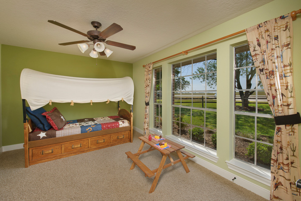 Foto di una cameretta per bambini da 4 a 10 anni stile americano di medie dimensioni con pareti multicolore, moquette e pavimento marrone