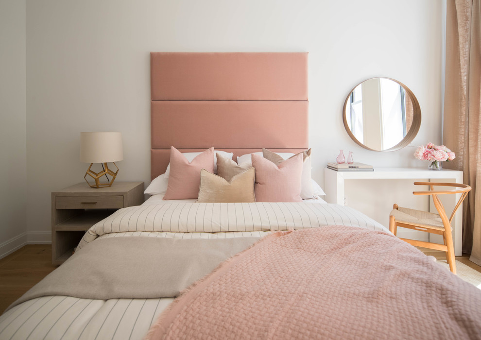 Modernes Mädchenzimmer mit Schlafplatz, weißer Wandfarbe, braunem Holzboden und braunem Boden in New York