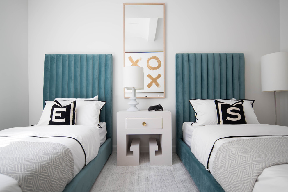 Foto di una cameretta da letto contemporanea con pareti bianche, moquette e pavimento grigio