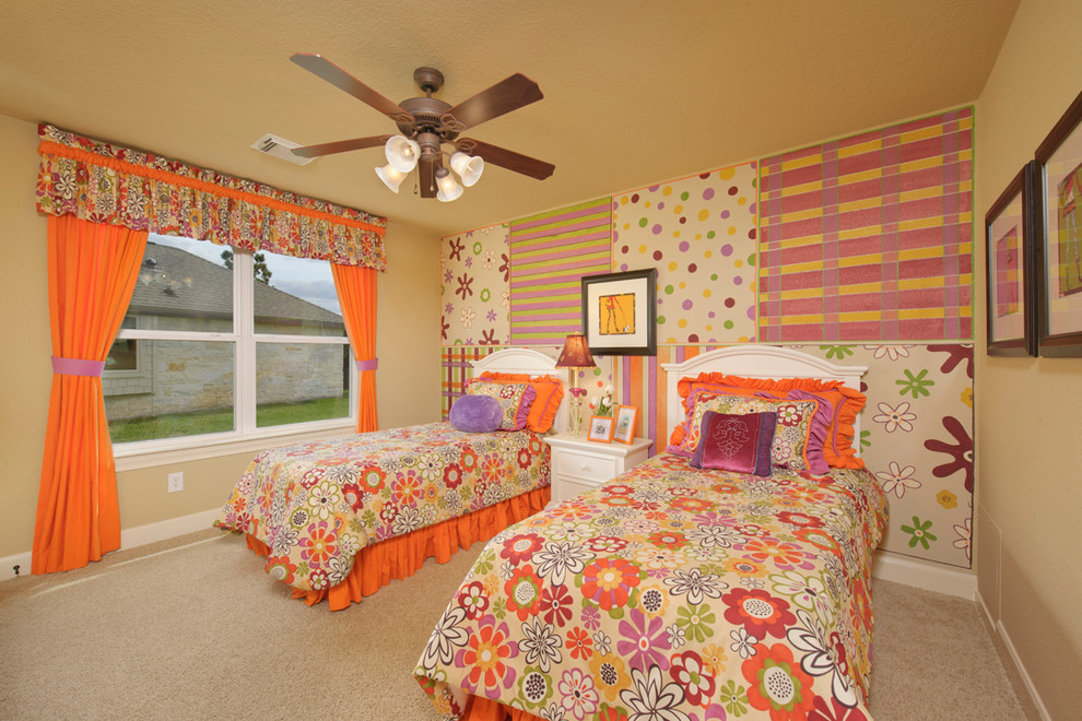 Mittelgroßes Klassisches Mädchenzimmer mit Schlafplatz, bunten Wänden, Teppichboden und beigem Boden in Houston