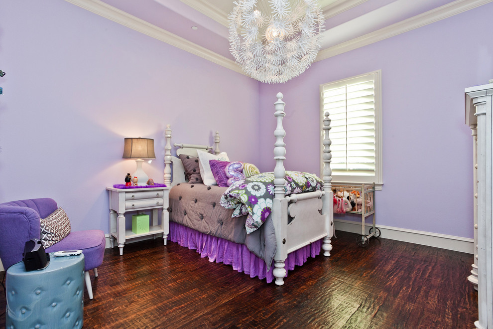 Modelo de dormitorio infantil de 4 a 10 años tradicional con paredes púrpuras y suelo de madera oscura