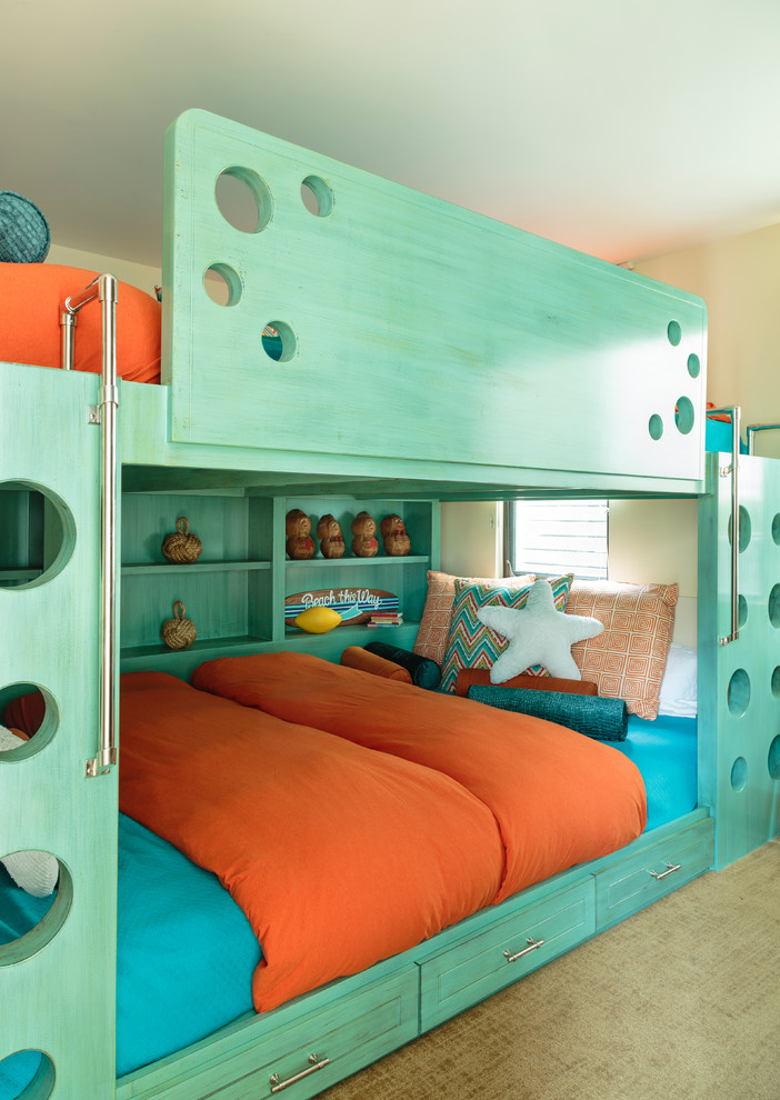 Inspiration för maritima könsneutrala barnrum kombinerat med sovrum, med beige väggar och heltäckningsmatta
