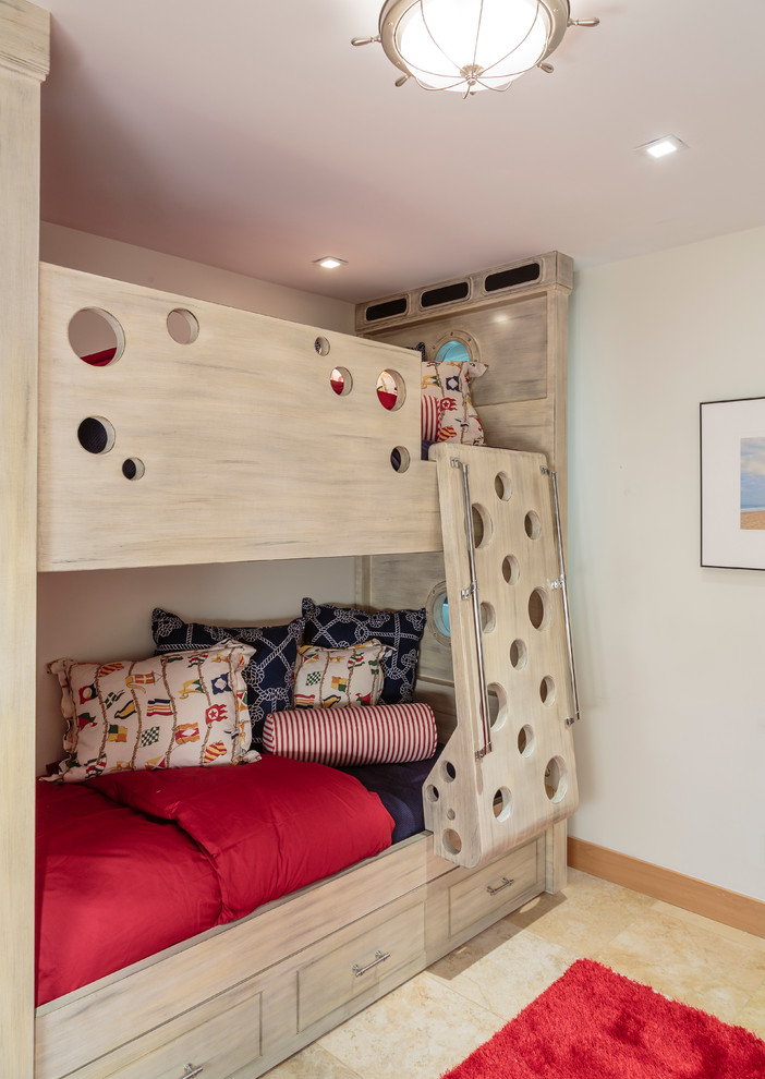 Maritimes Kinderzimmer mit Schlafplatz, weißer Wandfarbe und beigem Boden in Los Angeles